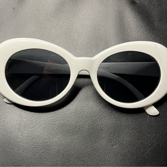 VINTAGE INSPIRED OVAL CLOUT SUNNIES! - Picture 2 of 4